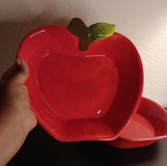 GORGEOUS NEW Pair of Plentiful Pantry Stoneware 10" Apple Shape Bake Bowls. - Picture 4 of 6